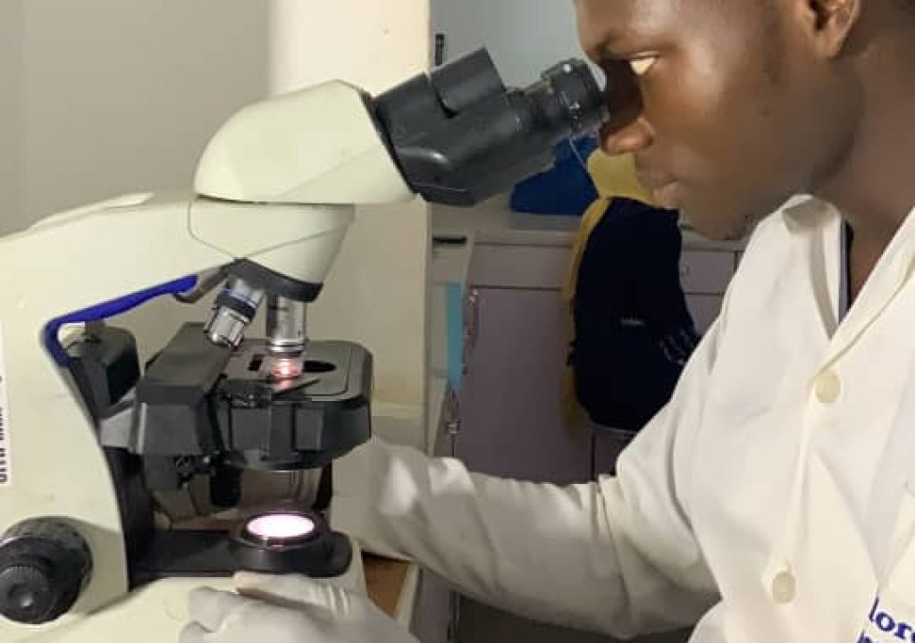 Abdulqudus on microscope Abdulqudus looking in the microscope